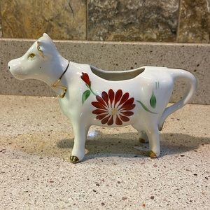Vintage porcelain cow creamer. Excellent condition. No cracks or chips